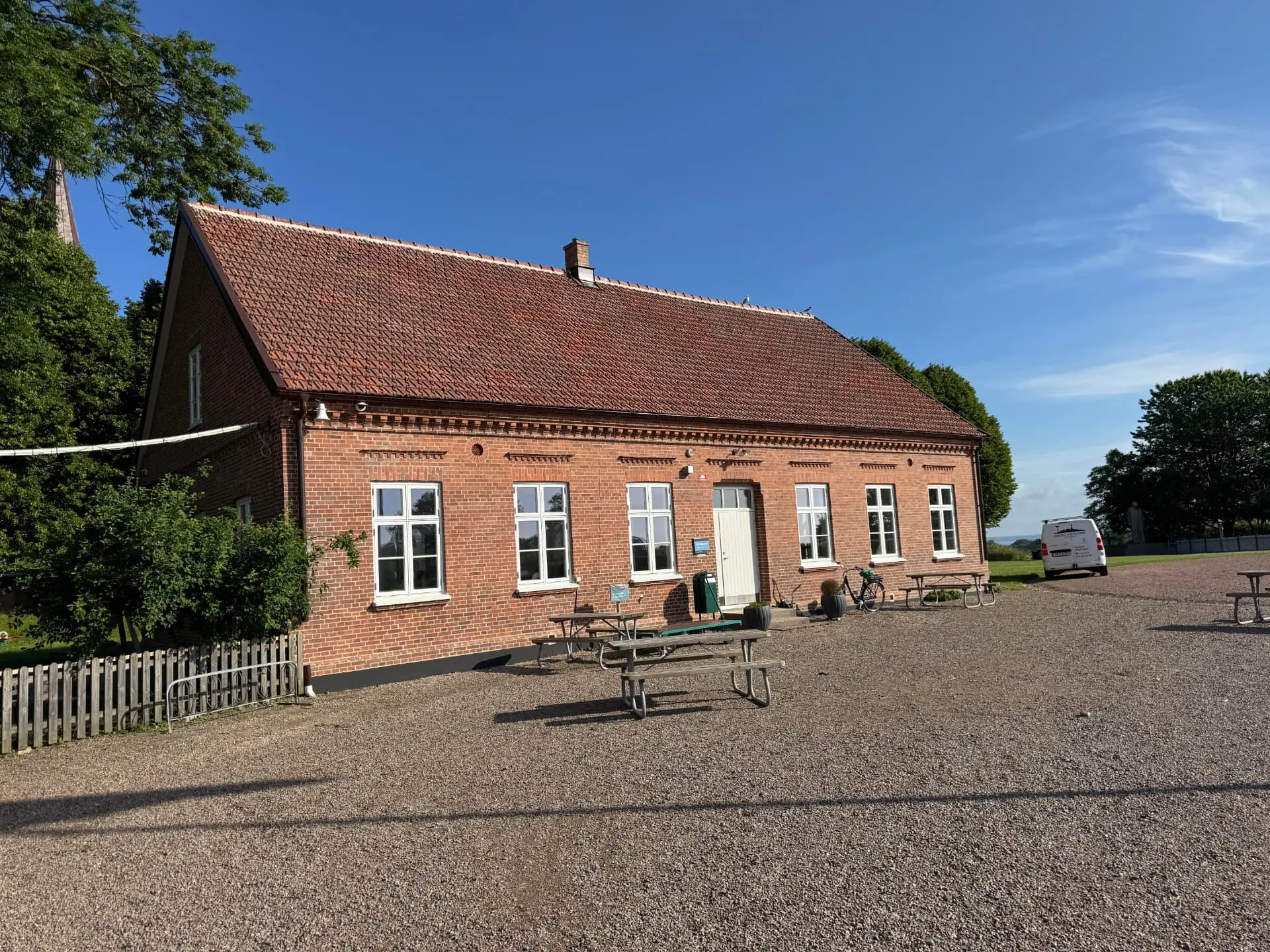 Tegelbyggnad med tegeltak och plåtdetaljer i Skåne – plåtarbeten av ISBERGS Plåt AB i Landskrona